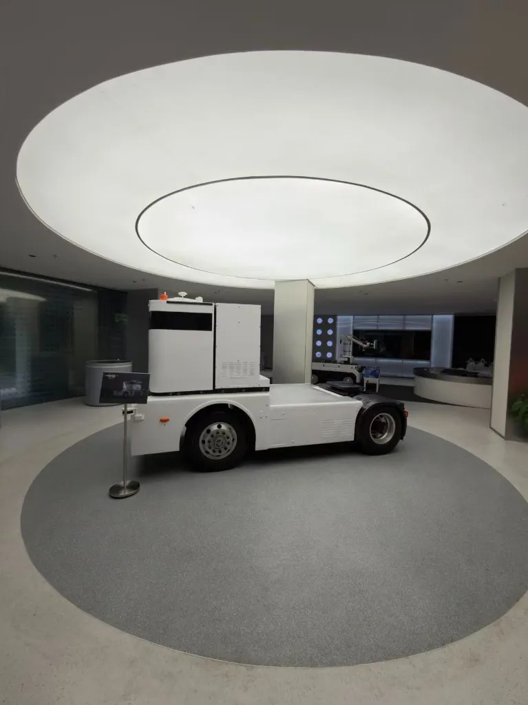 Cabless Westwell autonomous heavy vehicle displayed in Shanghai